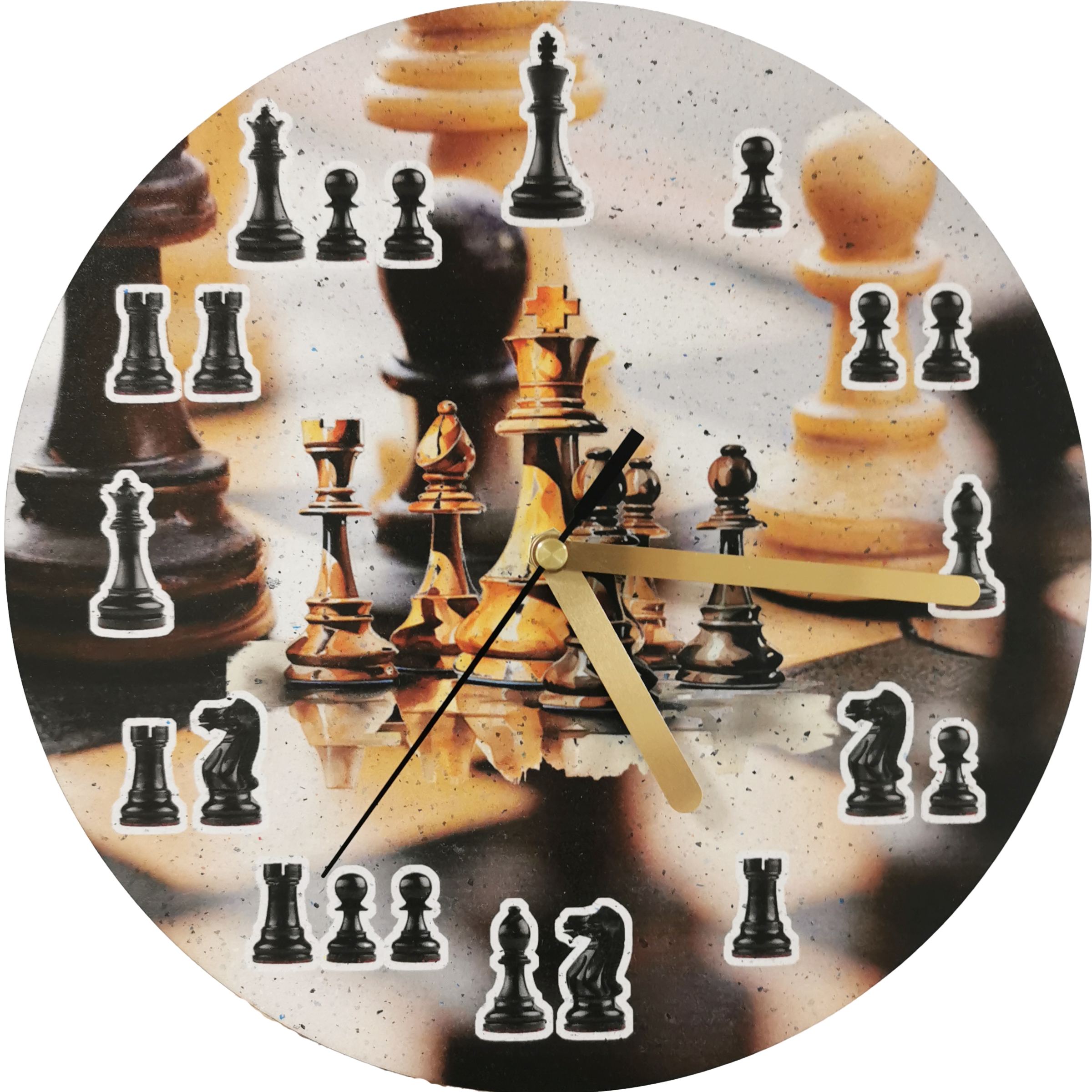 Zegar na ścianę z motywem szachowym - złote wskazówki, figury zamiast cyfer.