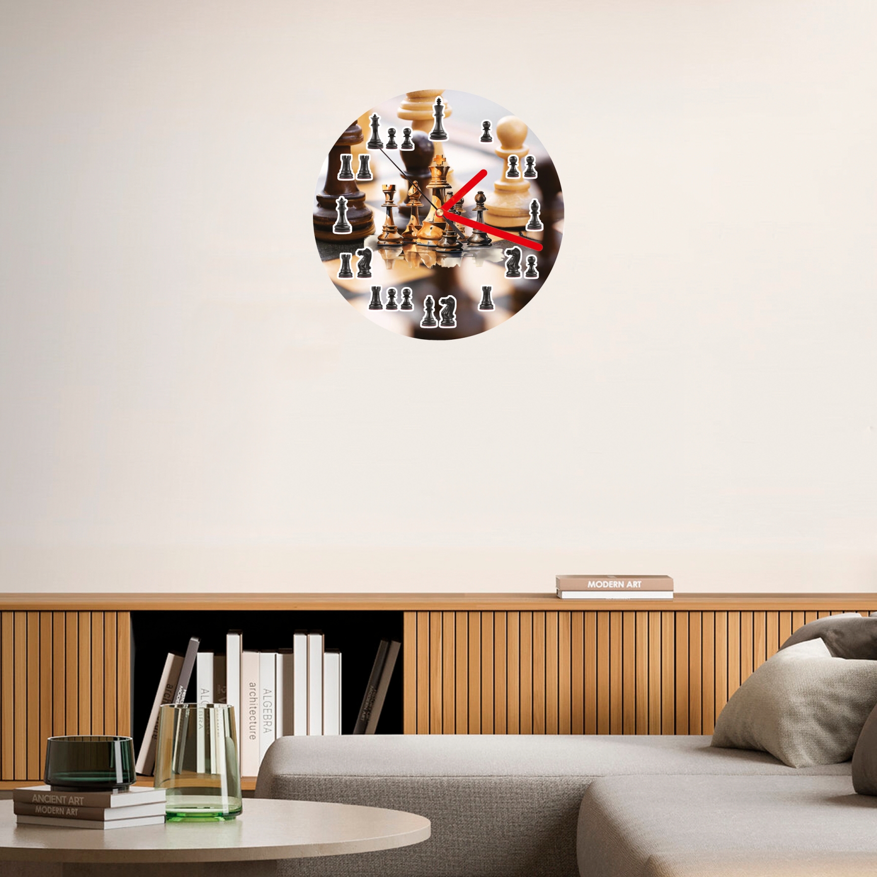 Zegar ścienny z motywem szachowym - czerwone wskazówki, figury zamiast cyfer, widok na ścianie w pokoju szachisty.