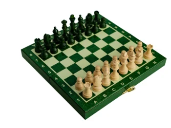 Szachy magnetyczne drewniane mini 20 cm – zielone, król 48 mm. Rozłożony zielony zestaw z figurami na szachownicy.