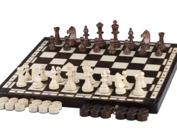 Szachy i warcaby 2 w 1, 50 cm: drewniana plansza z figurami szachowymi i pionkami do warcabów.