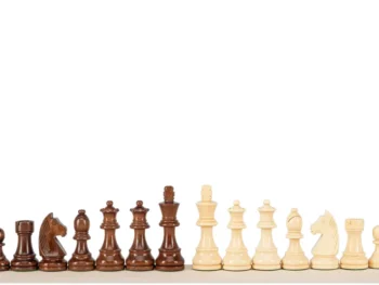 Drewniane figury German Staunton 5+, król 98 mm: jasne i brązowe figury German Staunton porównane w szeregu.
