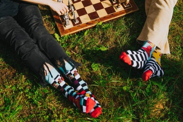 Skarpetki szachowe Rainbow Socks 47-50 – 2 pary w pudełku. Skarpetki w użyciu podczas gry w plenerze.