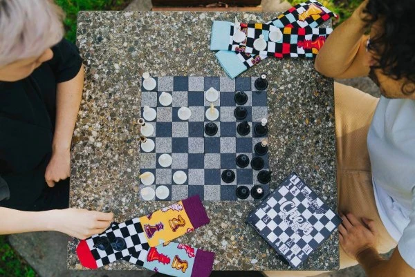 Skarpetki szachowe Rainbow Socks 47-50 – 2 pary w pudełku. Skarpetki oraz pudełko oglądane z góry.