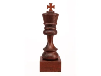 Drewniany puchar szachowy Czarny Król 37 cm: ciemny drewniany król na kwadratowej podstawie.