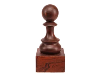 Drewniany puchar szachowy Czarny Pion 25 cm: ciemny drewniany pion na kwadratowej podstawie.