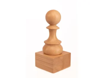 Drewniany puchar szachowy Biały Pion 25 cm: jasny drewniany pion na kwadratowej podstawie.