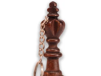 Brelok szachowy czarny król – drewniana figurka 70 mm. Pojedynczy produkt z widocznym wzorem.