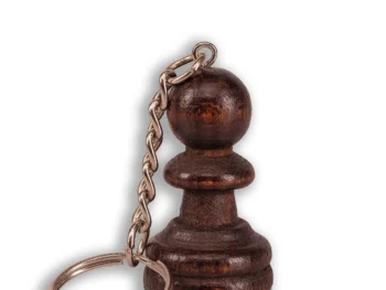 Brelok szachowy czarny pion – drewniana figurka 36 mm. Pojedynczy drewniany pion z kółkiem do kluczy.
