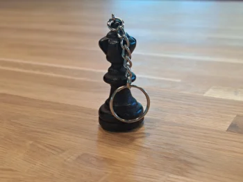 Brelok szachowy czarny hetman – drewniana figurka 54 mm. Pojedynczy produkt z widocznym wzorem.