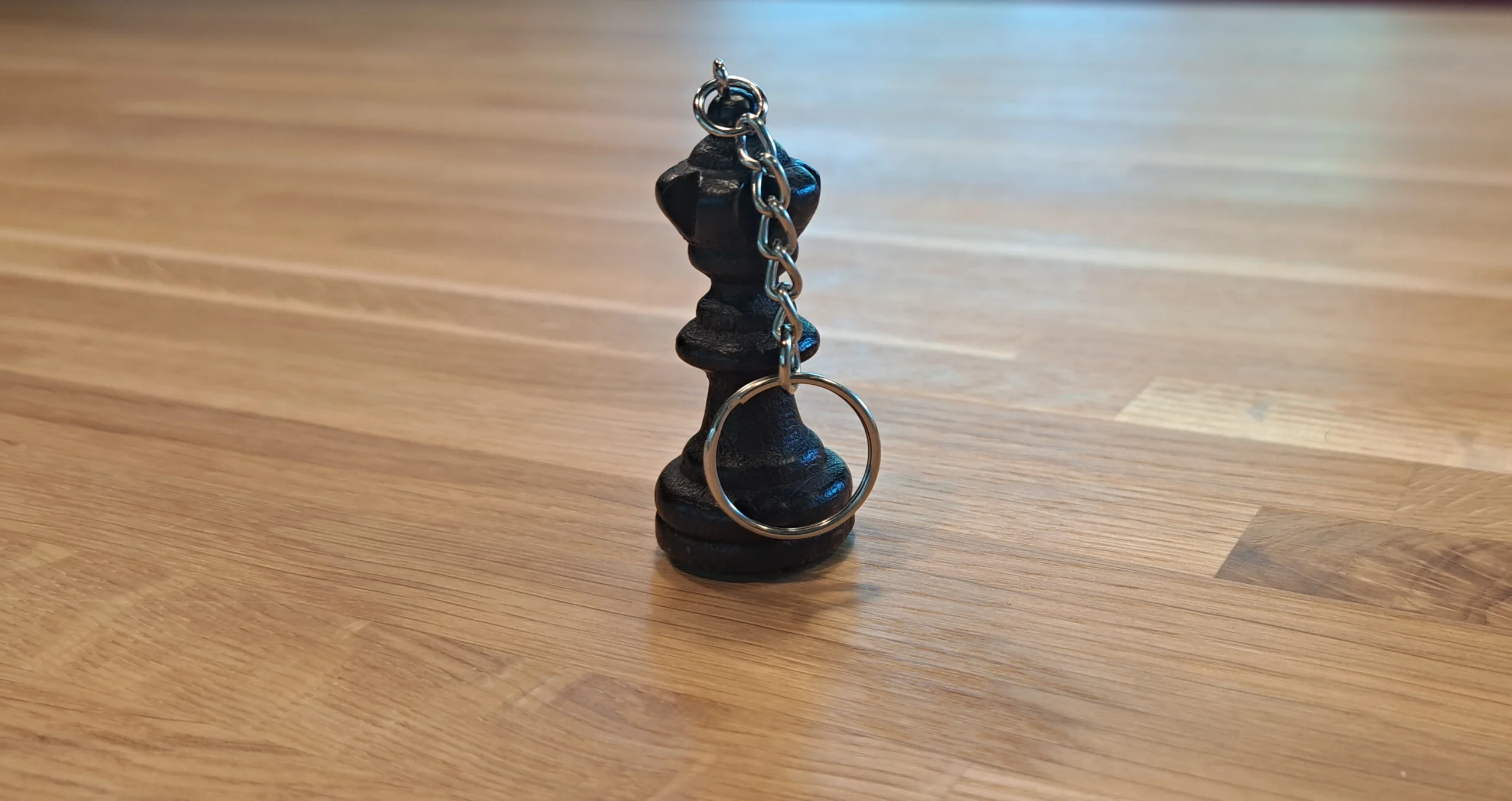 Brelok szachowy czarny hetman – drewniana figurka 54 mm. Pojedynczy produkt z widocznym wzorem.
