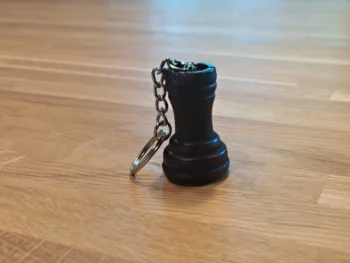 Brelok szachowy czarna wieża – drewniana figurka 40 mm. Pojedynczy produkt z widocznym wzorem.