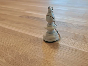 Brelok szachowy biały goniec – drewniana figurka 48 mm. Pojedynczy produkt z widocznym wzorem.
