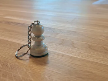 Brelok szachowy biały pion – drewniana figurka 36 mm. Pojedynczy produkt z widocznym wzorem.
