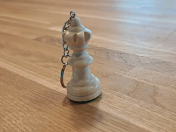 Brelok szachowy biały hetman – drewniana figurka 54 mm. Pojedynczy produkt z widocznym wzorem.