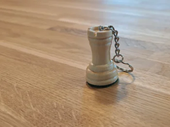 Brelok szachowy biała wieża – drewniana figurka 40 mm. Pojedynczy produkt z widocznym wzorem.